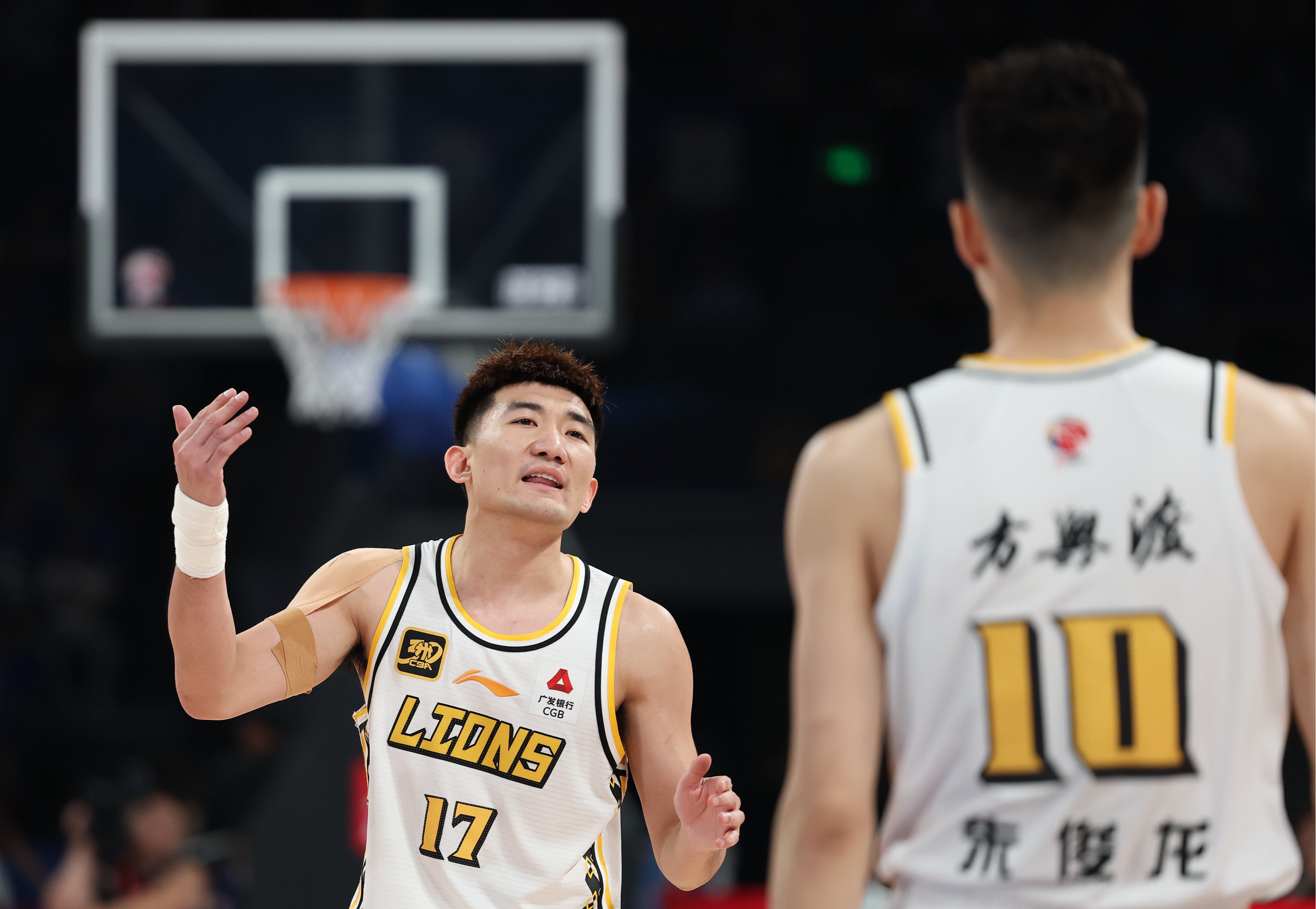 九游体育app-包含关键时刻CBA常规赛焦点战,夏洛特黄蜂队长鼓劲,气氛紧张,赛程密集仍需轮换的词条